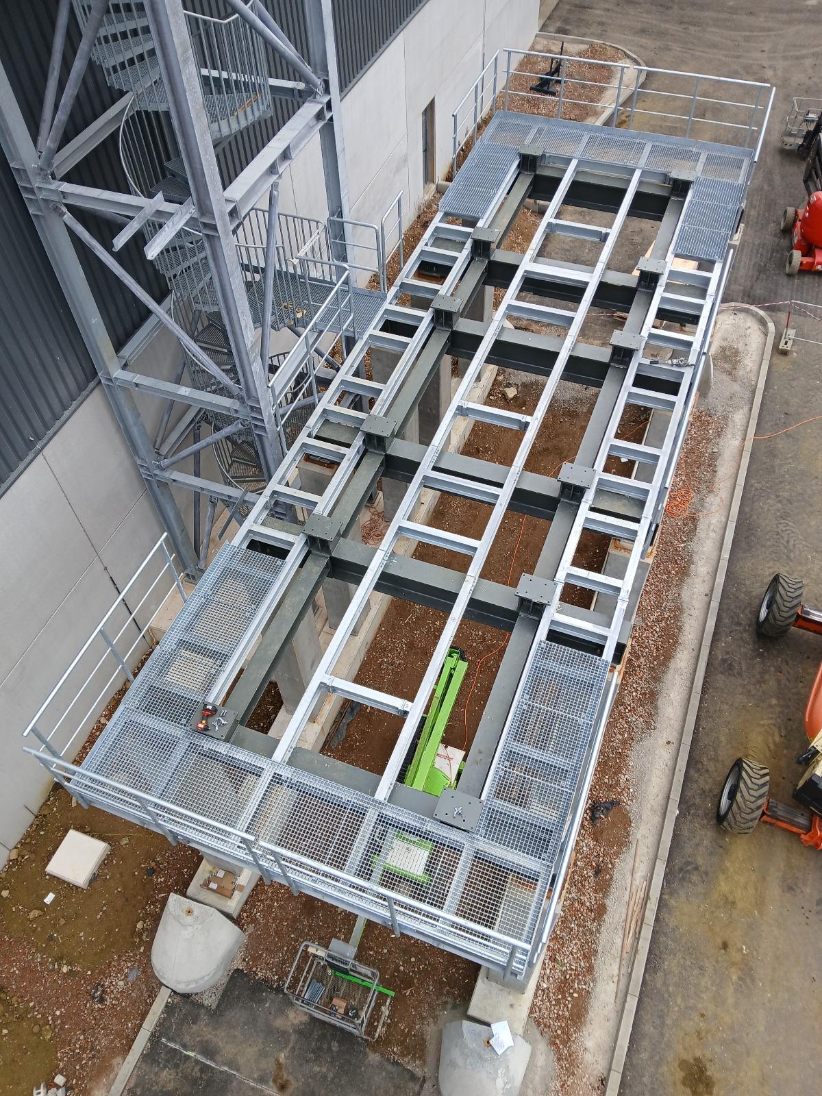 VSI Projekt: Stahlbühne und Treppenturm für Schüttgutsilos