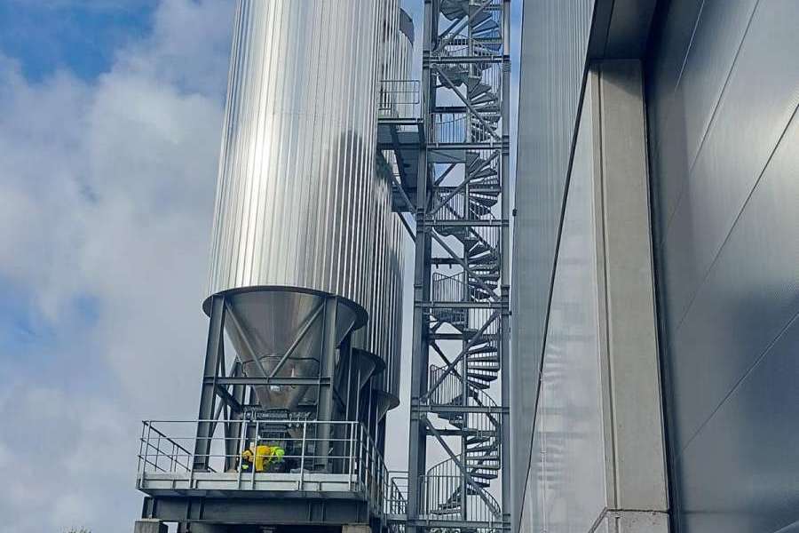 VSI Projekt: Stahlbühne und Treppenturm für Schüttgutsilos