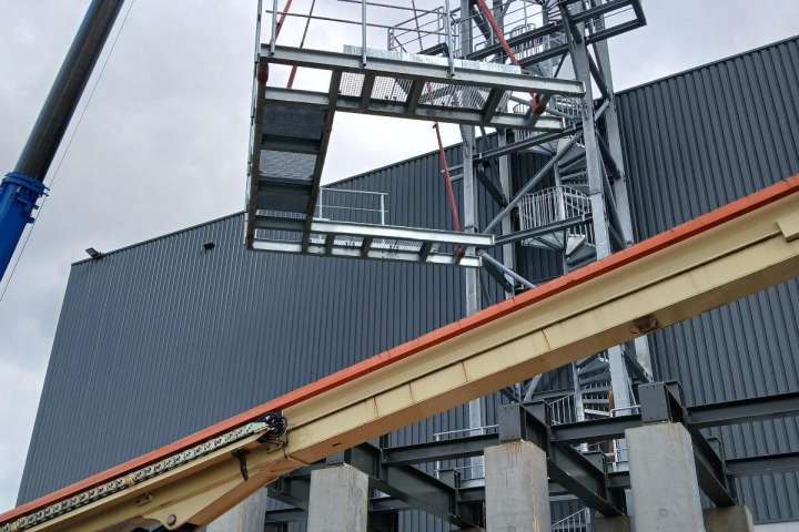 VSI Projekt: Stahlbühne und Treppenturm für Schüttgutsilos